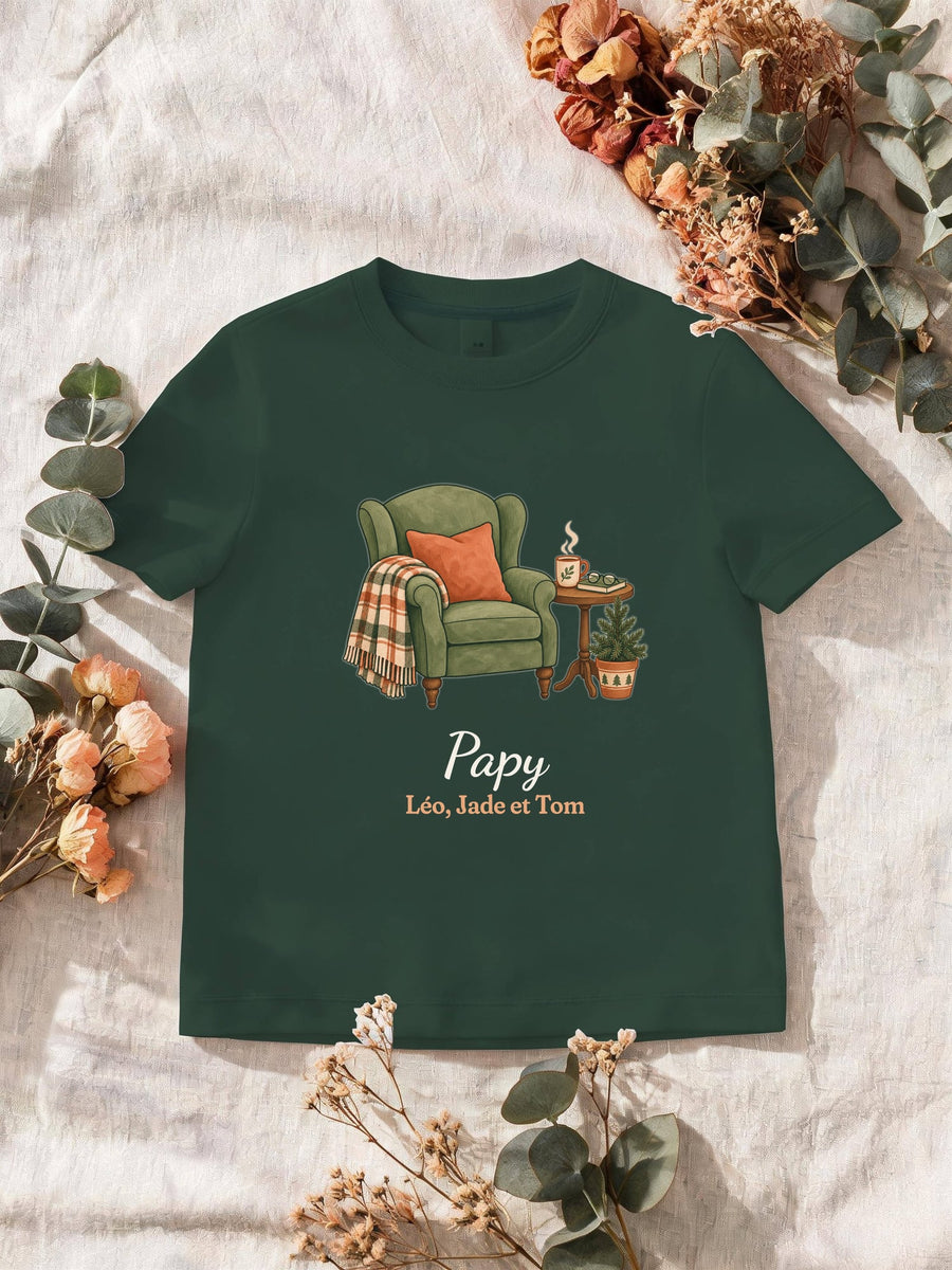 Visuel d’illustration – T-shirt homme vert forêt avec le motif un fauteuil douillet, « Papy » et « Léo, Jade et Tom » (exemple de prénoms)