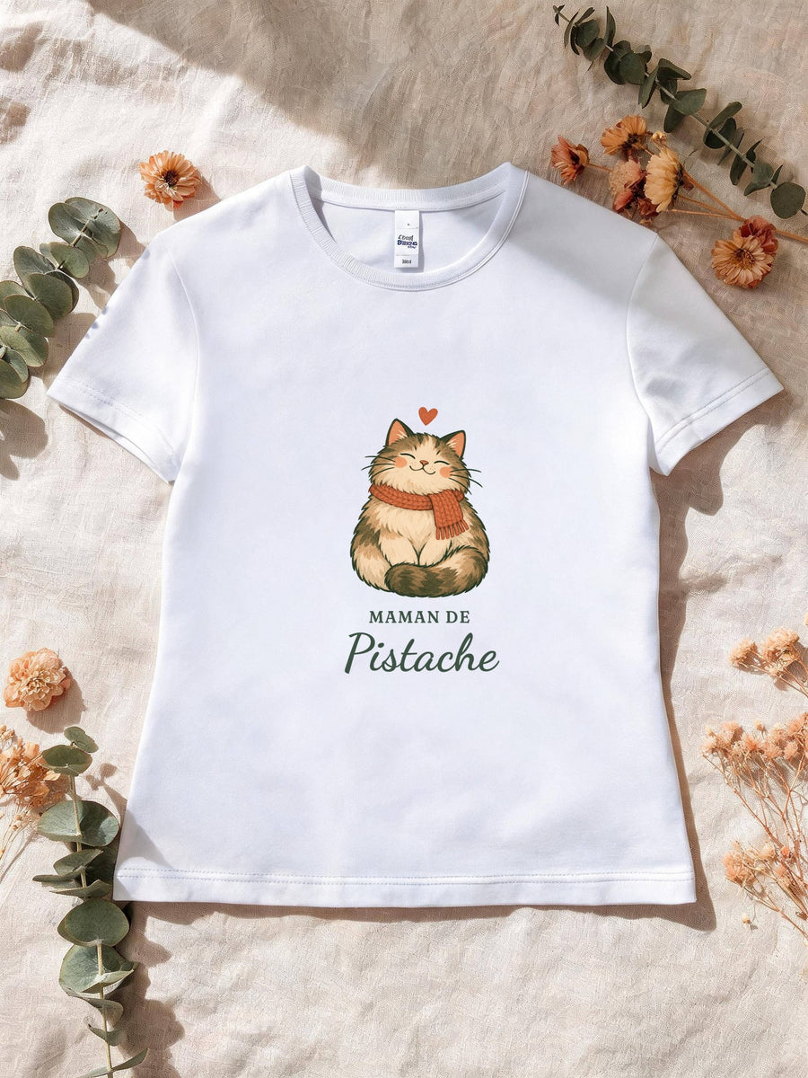 Visuel d’illustration – T-shirt femme blanc avec le motif un chat en écharpe et « Maman de Pistache » (exemple de prénom)