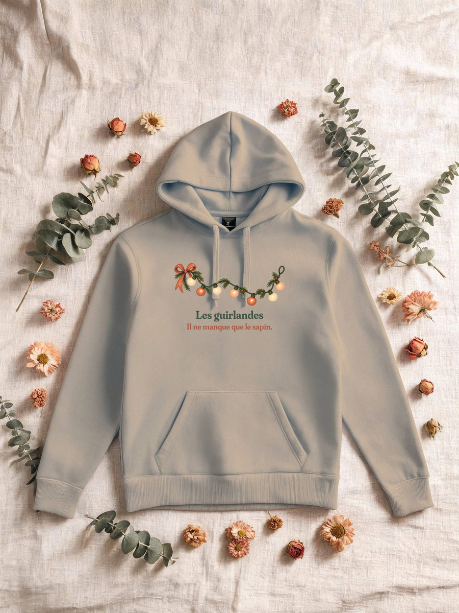 Visuel d’illustration – Sweat homme sable avec le motif une guirlande lumineuse et « Les guirlandes. Il ne manque que le sapin. »