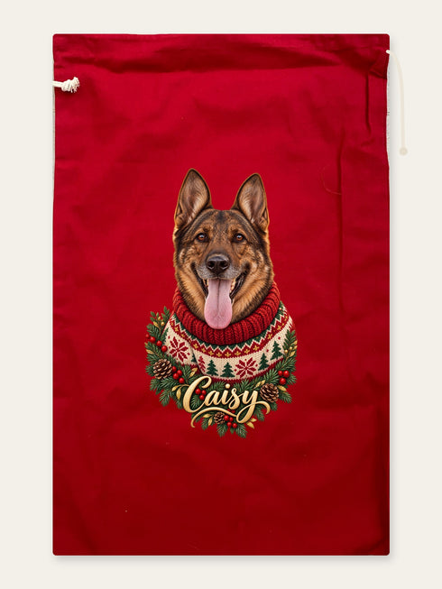 Visuel d’illustration – hotte de Noël en coton rouge cerise, 40 × 62 cm, à plat, vue de face, avec le portrait de Caisy, un berger allemand, style Noël douillet, prénom en lettres dorées