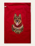 Visuel d’illustration – hotte de Noël en coton rouge cerise, 40 × 62 cm, à plat, vue de face, avec le portrait de Caisy, un berger allemand, style Noël douillet, prénom en lettres dorées