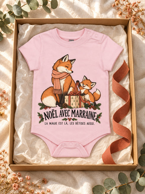 Body bébé Noël avec Marraine rose pâle présenté dans une boîte cadeau