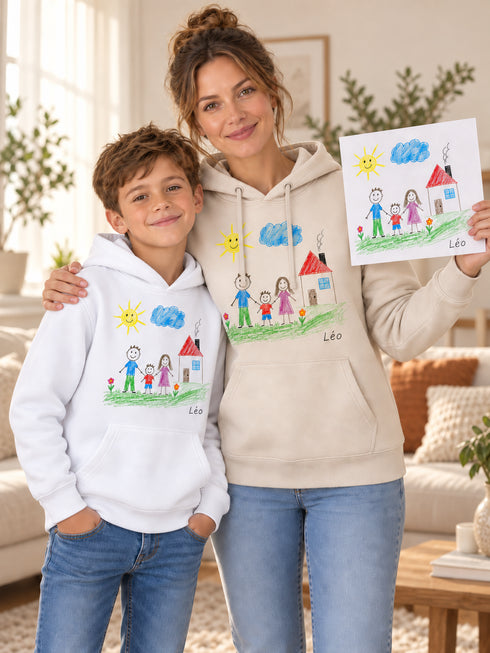 Mère et garçon découvrant leurs sweats personnalisés avec le dessin de Léo