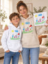 Mère et garçon découvrant leurs sweats personnalisés avec le dessin de Léo