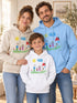 Famille portant des sweats personnalisés avec le même dessin d’enfant