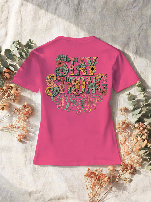 T-shirt femme fuchsia, lettering botanique « Stay Strong Breathe » au dos