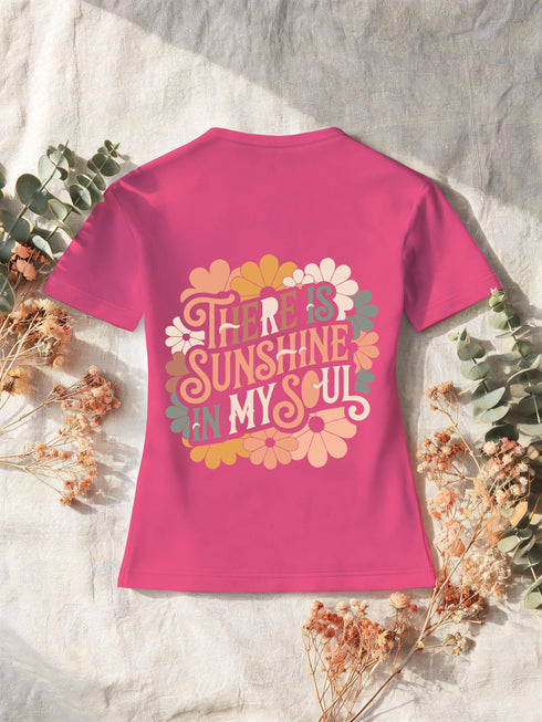 T-shirt femme fuchsia, motif floral rétro solaire au dos, ambiance chaleureuse
