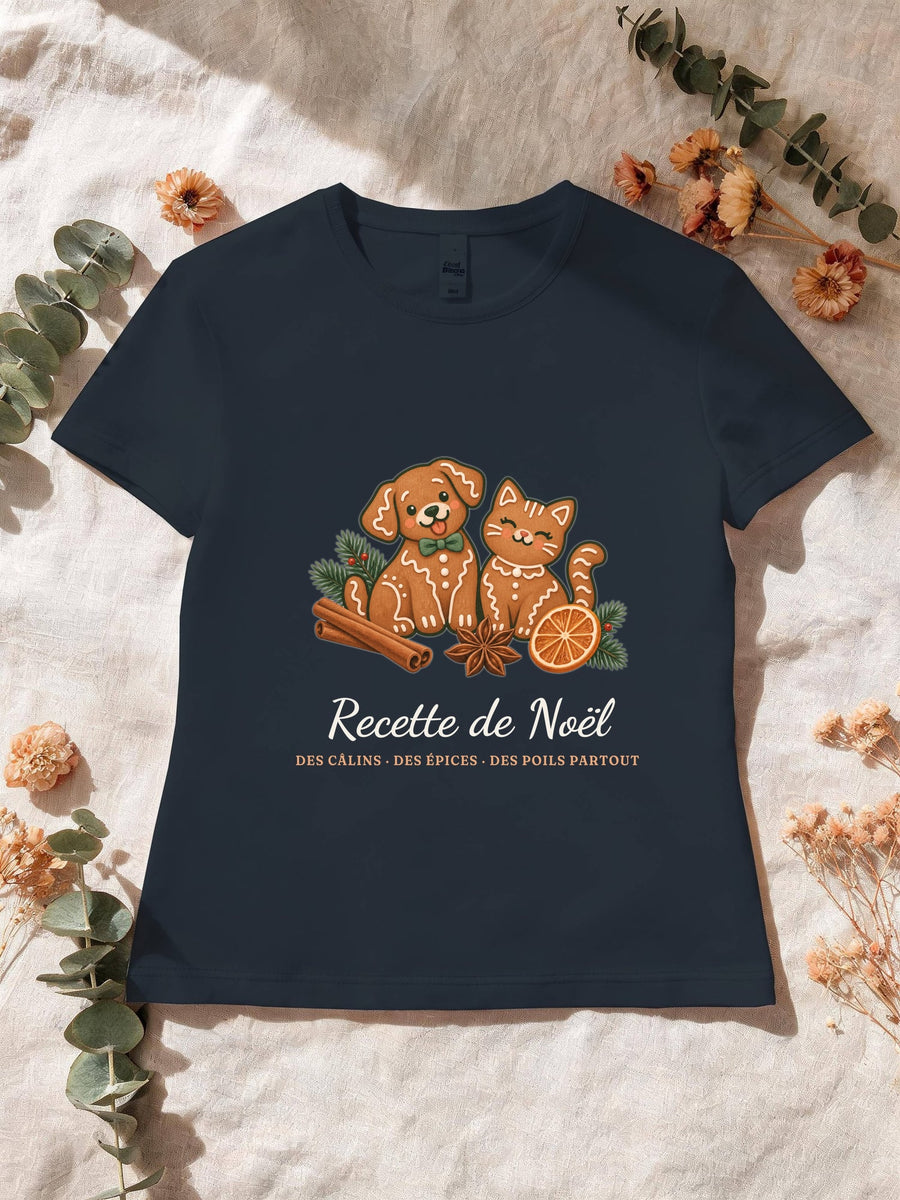 Visuel d’illustration – T-shirt femme navy avec le motif de Noël : deux biscuits de pain d’épices en forme de chien et de chat et le texte « Recette de Noël : des câlins, des épices, des poils partout »