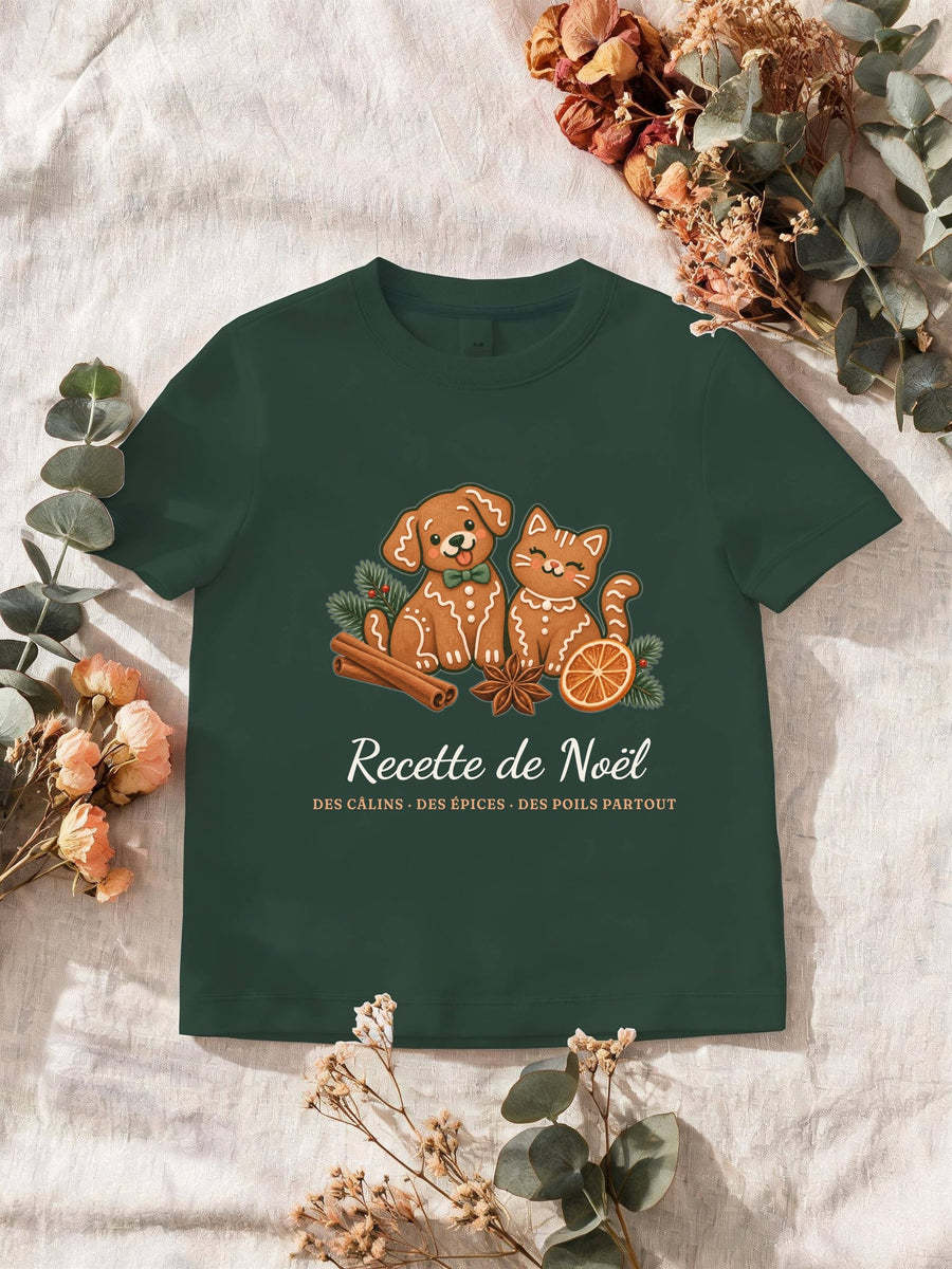 Visuel d’illustration – T-shirt homme vert forêt avec le motif de Noël : deux biscuits de pain d’épices en forme de chien et de chat et le texte « Recette de Noël : des câlins, des épices, des poils partout »