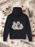 Dos d’un sweat à capuche noir avec un portrait de famille au crayon