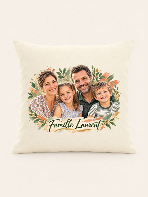Visuel d’illustration – housse de coussin naturel 40 × 40 cm, vue de face, avec un portrait de famille en style Portrait signature, texte « Famille Laurent »