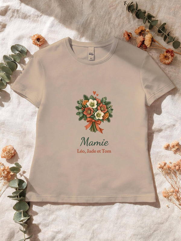 Visuel d’illustration – T-shirt femme sable avec le motif un bouquet d’hiver, « Mamie » et « Léo, Jade et Tom » (exemple de prénoms)