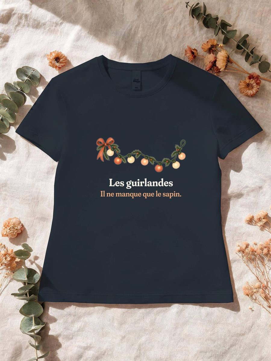 Visuel d’illustration – T-shirt femme navy avec le motif une guirlande lumineuse et « Les guirlandes. Il ne manque que le sapin. »