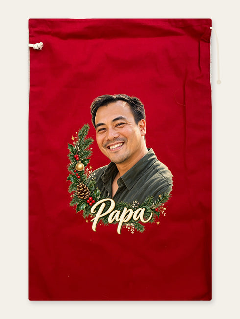 Visuel d’illustration – hotte de Noël en coton rouge cerise, 40 × 62 cm, à plat, vue de face, avec le portrait d’un papa, style Couronne de Noël, texte « Papa » en lettres dorées
