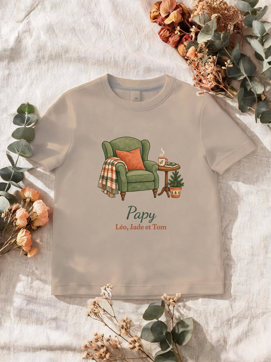 Visuel d’illustration – T-shirt homme sable avec le motif un fauteuil douillet, « Papy » et « Léo, Jade et Tom » (exemple de prénoms)