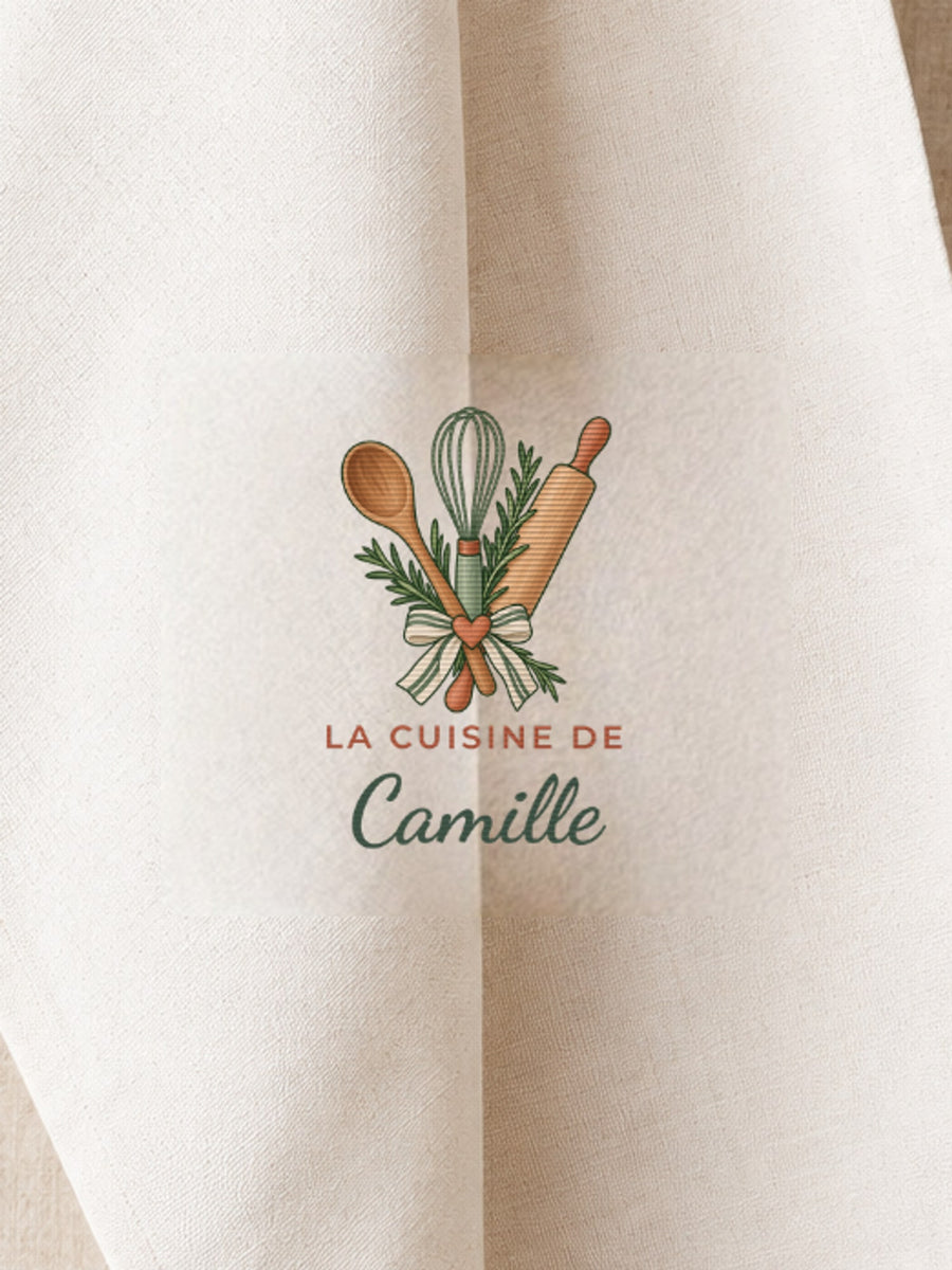 Visuel d’illustration – gros plan des ustensiles et de « La cuisine de Camille » imprimés
