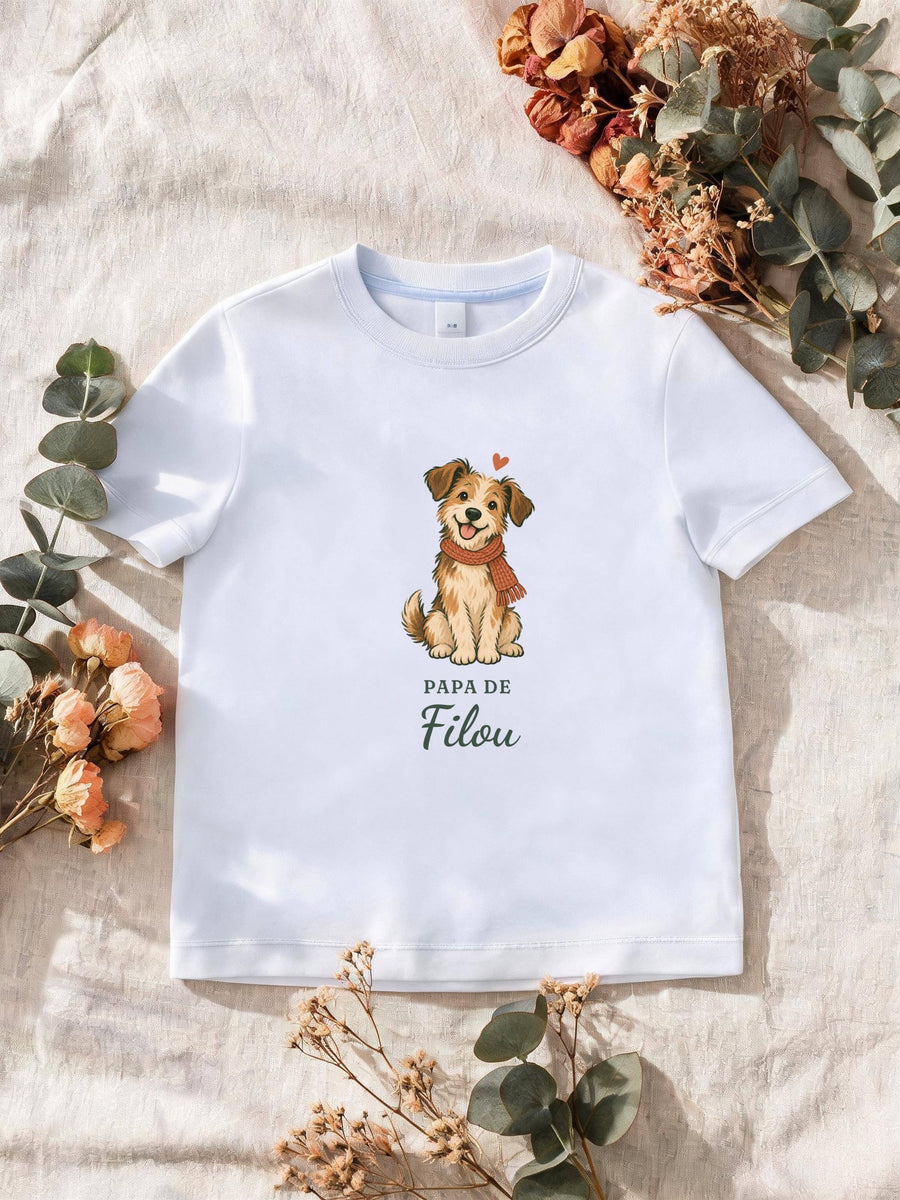 Visuel d’illustration – T-shirt homme blanc avec le motif un chien en écharpe et « Papa de Filou » (exemple de prénom)