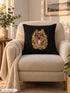 Visuel d’illustration – housse de coussin noire sur un fauteuil crème, avec un plaid, une bougie et de l’eucalyptus, avec le portrait de Caisy, berger allemand, style Portrait signature, prénom en lettres dorées