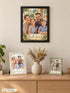 Visuel d’illustration – les trois tailles : cadre noir 30 × 40 cm accroché au mur, cadres 21 × 30 cm blanc et 13 × 18 cm vert posés sur un buffet, avec un portrait de famille fictive, style plein cadre Peinture et un portrait de famille fictive, style plein cadre Aquarelle et un portrait de famille fictive, style plein cadre Crayon sur papier
