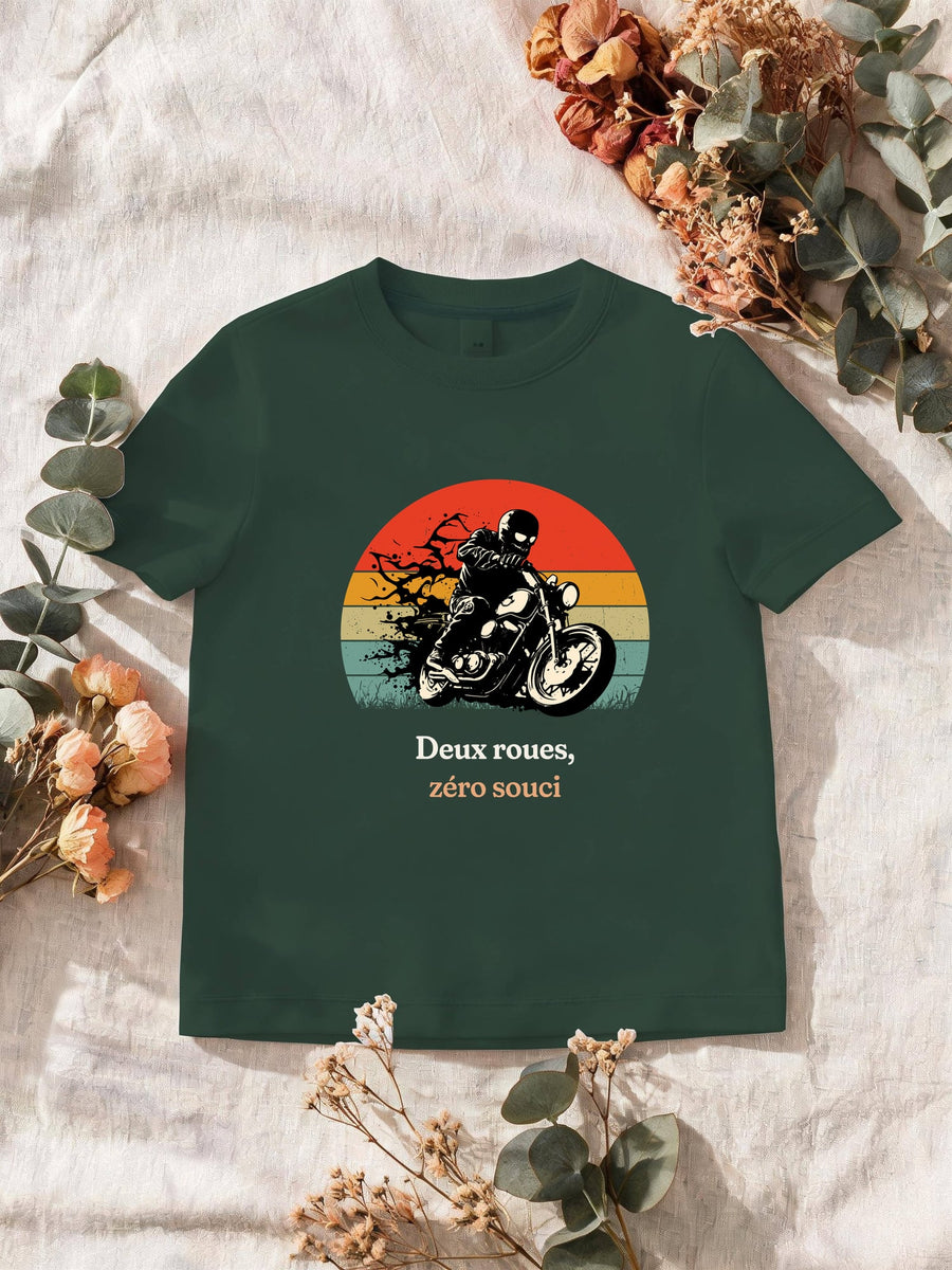 Visuel d’illustration – T-shirt homme vert forêt avec le motif un motard casqué sur sa moto, en silhouette devant un soleil couchant à bandes rétro et « Deux roues, zéro souci »