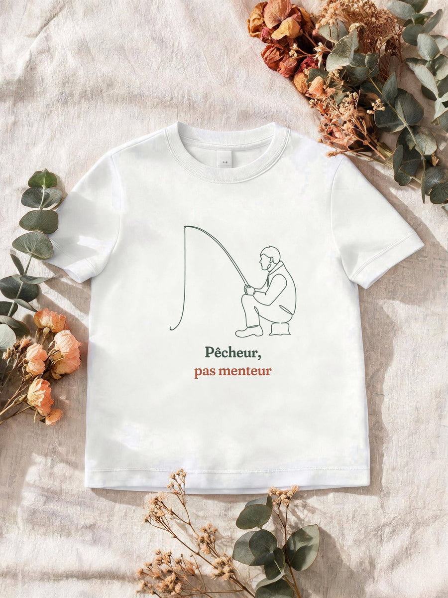Visuel d’illustration – T-shirt homme blanc avec le motif un pêcheur accroupi avec sa canne, dessiné d’un seul trait continu et « Pêcheur, pas menteur »