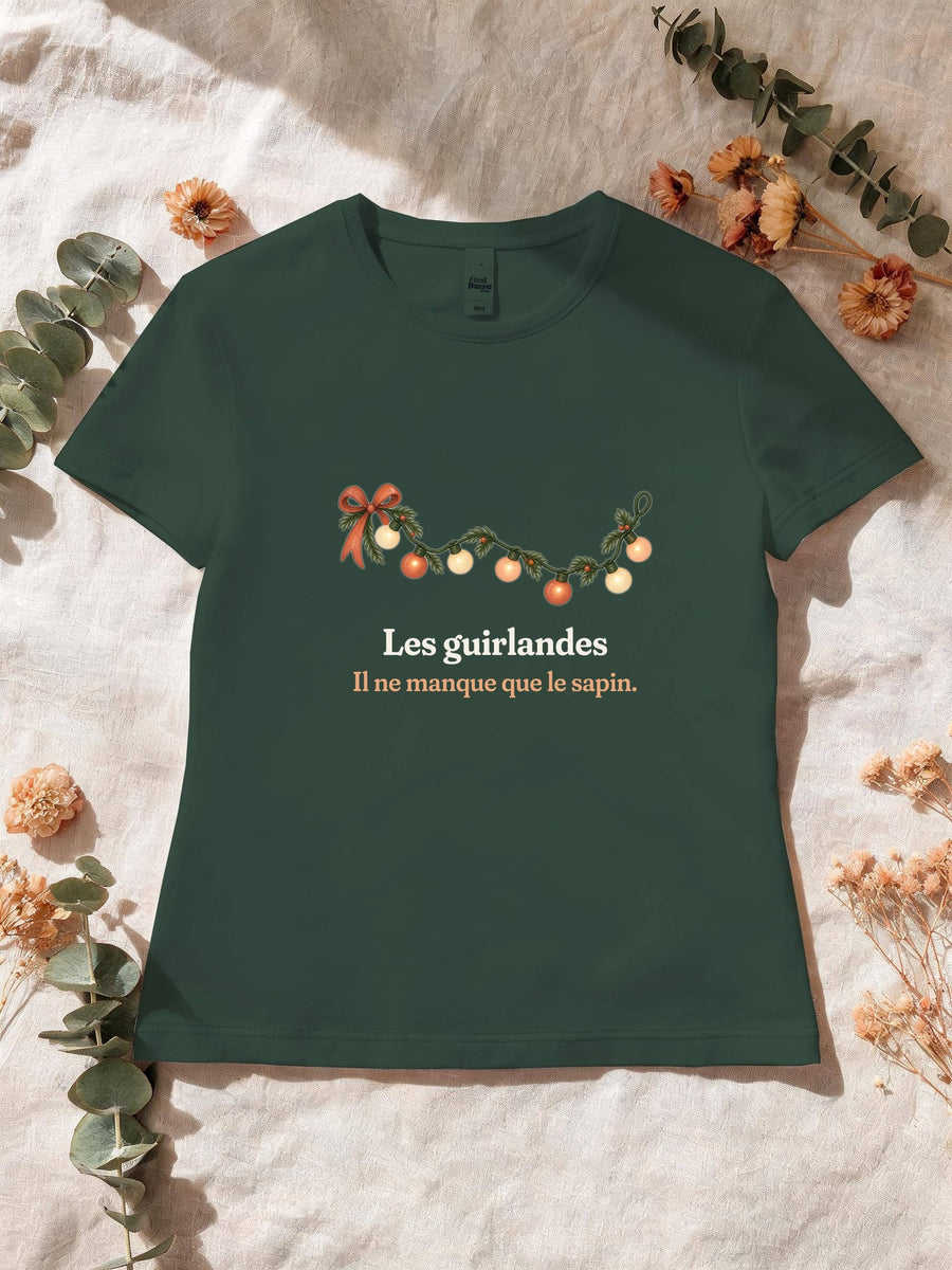 Visuel d’illustration – T-shirt femme vert forêt avec le motif une guirlande lumineuse et « Les guirlandes. Il ne manque que le sapin. »