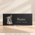 Visuel d’illustration, image de synthèse : plaque souvenir en ardoise sur son chevalet transparent, portrait au crayon d’un chien, prénom Hector et dates