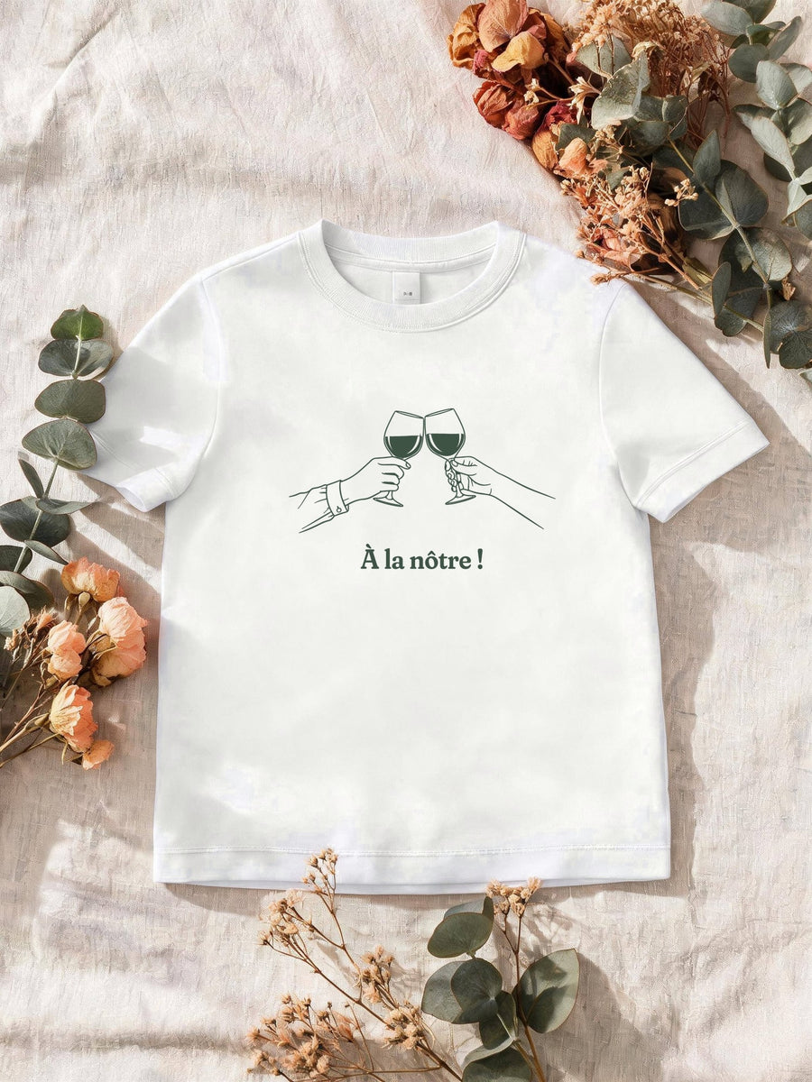 Visuel d’illustration – T-shirt homme blanc avec le motif deux mains qui trinquent avec deux verres de vin, au trait et « À la nôtre ! »