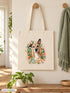 Visuel d’illustration – tote bag accroché à une patère en bois dans une entrée, écharpe et plante verte, avec le portrait à l’aquarelle d’Hector, chien fictif, et son prénom