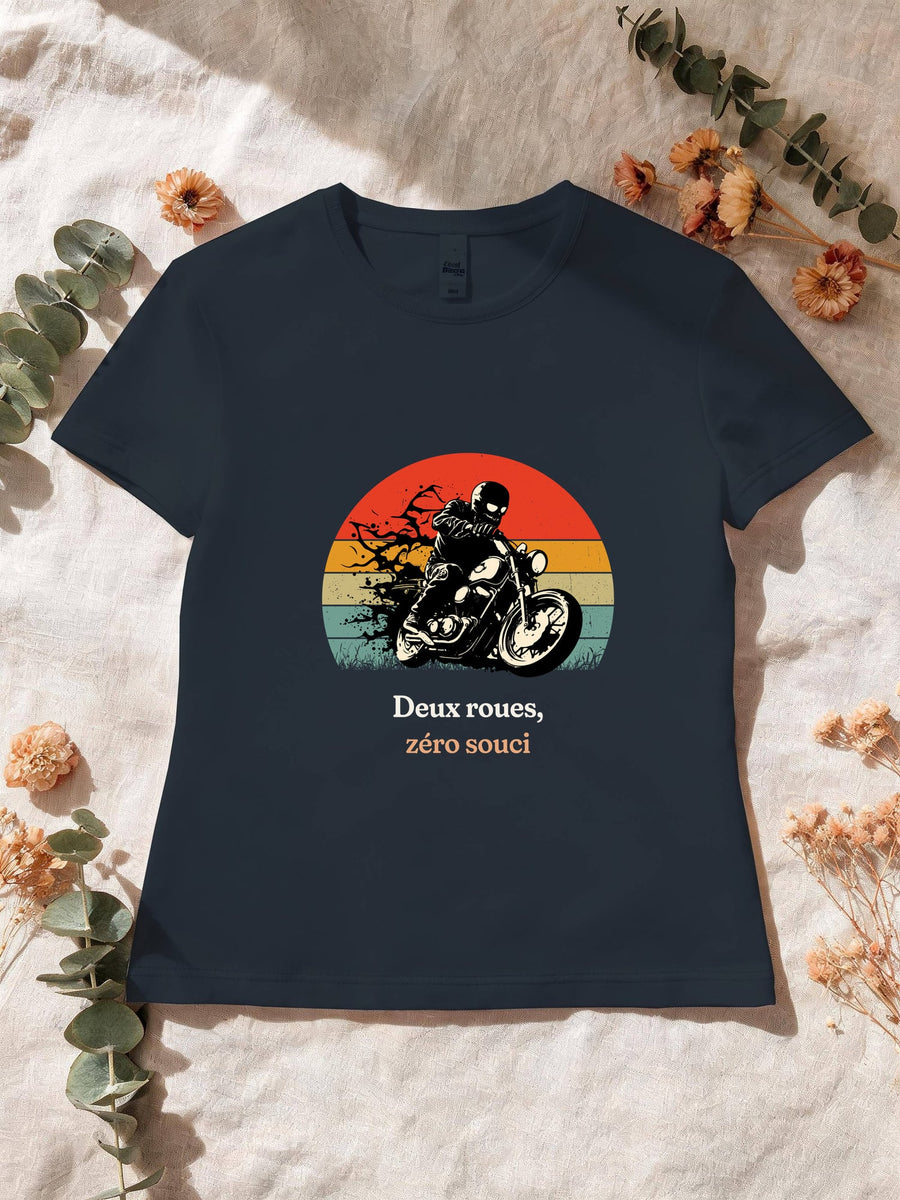 Visuel d’illustration – T-shirt femme navy avec le motif un motard casqué sur sa moto, en silhouette devant un soleil couchant à bandes rétro et « Deux roues, zéro souci »