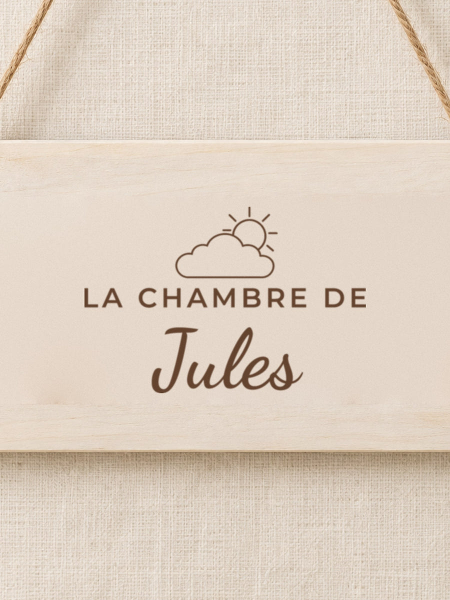 Visuel d’illustration – gros plan de la gravure dans le bois : nuage, soleil et « La chambre de Jules »