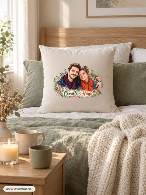 Visuel d’illustration – housse de coussin naturel sur un lit, avec du linge de lit en lin, un plaid et une bougie, avec un portrait de couple à l’aquarelle, prénoms « Camille & Hugo »