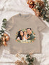 T-shirt sable avec le portrait d’une famille et de sa petite fille