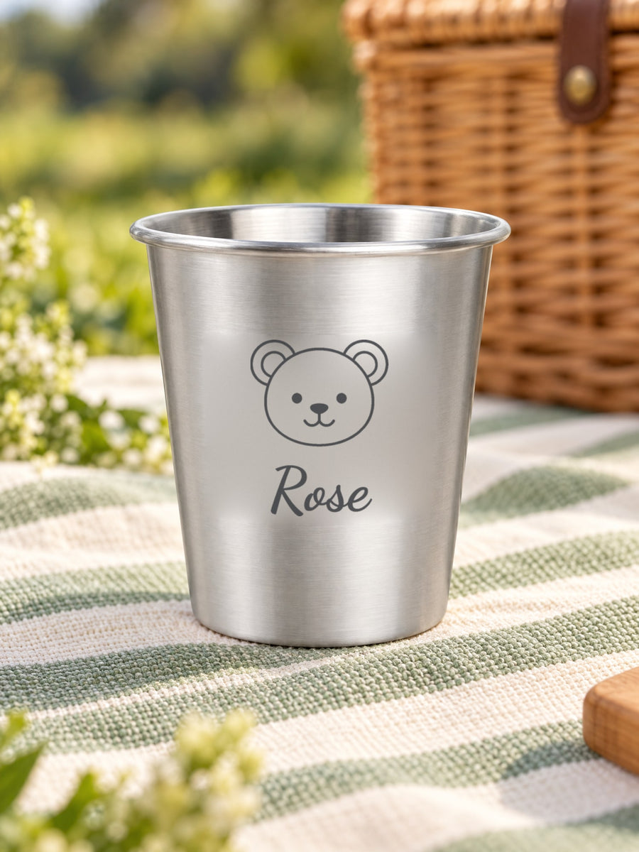 Visuel d’illustration – gobelet inox sur une couverture de pique-nique, gravé « Rose » (exemple)