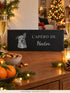 Planche apéro portrait en ardoise sur un buffet de Noël, entre deux flûtes et des mandarines