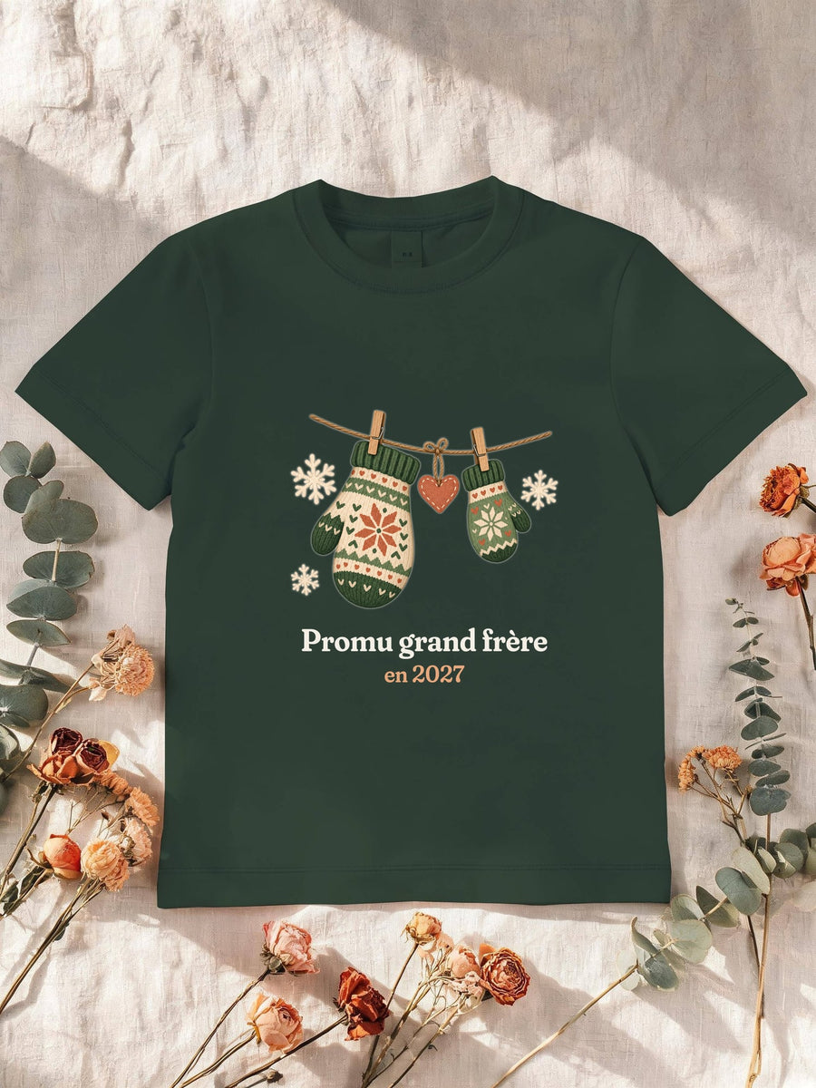 Visuel d’illustration – T-shirt enfant vert forêt avec le motif deux moufles et « Promu grand frère en 2027 » (exemple)