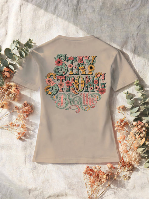 T-shirt femme sable, citation fleurie « Stay Strong Breathe » imprimée au dos