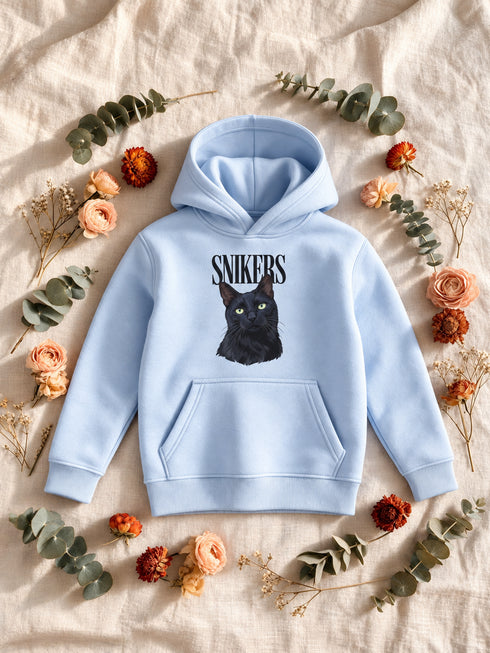 Sweat à capuche enfant bleu très clair personnalisé avec le portrait Majuscule chic détouré de Snikers.