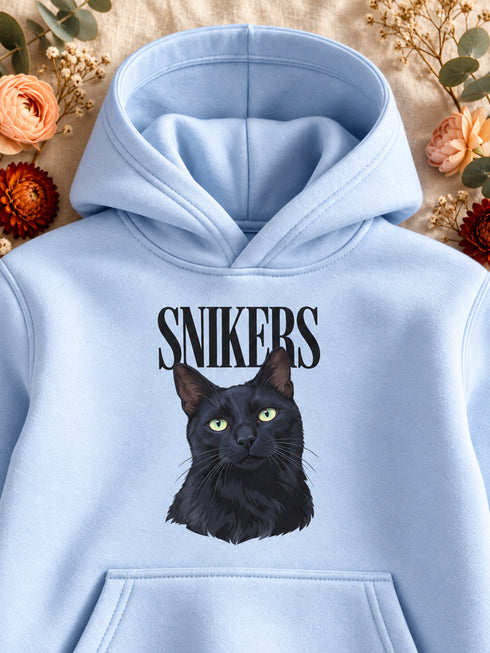 Gros plan du portrait Majuscule chic de Snikers imprimé sur un sweat à capuche enfant.