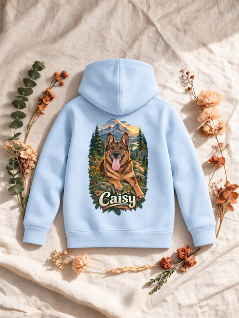 Dos d'un sweat à capuche enfant blanc personnalisé avec le portrait Aventure en forêt de Caisy.
