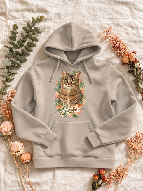 Sweat à capuche femme sable personnalisé avec le portrait aquarelle détouré de Simba, sur un décor en lin et fleurs séchées.