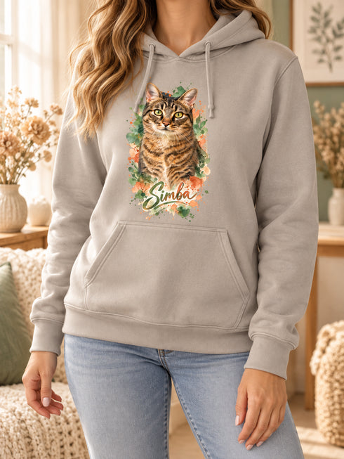 Femme portant un sweat sable personnalisé avec le portrait aquarelle de Simba dans un intérieur chaleureux.