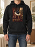 Homme portant un sweat noir personnalisé avec le portrait Renaissance de Snikers dans un intérieur chaleureux.