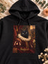 Gros plan du portrait Renaissance de Snikers imprimé sur un sweat noir personnalisé.