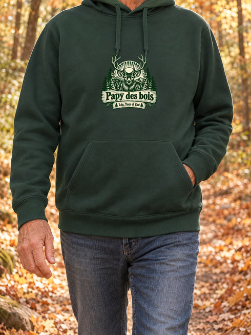 Visuel d’illustration – Grand-père portant un sweat vert forêt personnalisé « Papy des bois » avec les prénoms Léa, Tom et Zoé