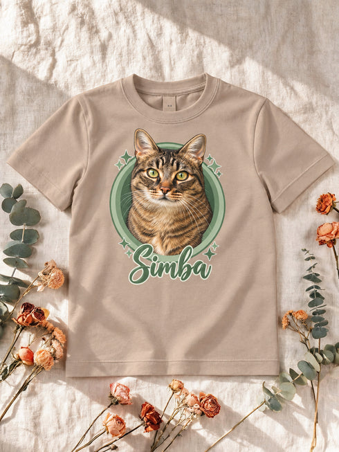 T-shirt enfant sable personnalisé avec le portrait Cercle illustré détouré de Simba, sur un décor en lin et fleurs séchées.