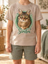 Enfant portant un t-shirt sable personnalisé avec le portrait Cercle illustré de Simba dans un intérieur chaleureux.
