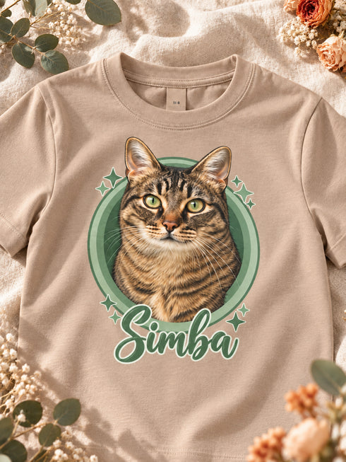 Gros plan du portrait Cercle illustré de Simba imprimé sur un t-shirt enfant sable.