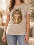 Femme portant un t-shirt sable personnalisé avec le portrait Signature de Simba dans un intérieur chaleureux.