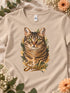 Gros plan du portrait Signature de Simba imprimé sur un t-shirt femme sable.